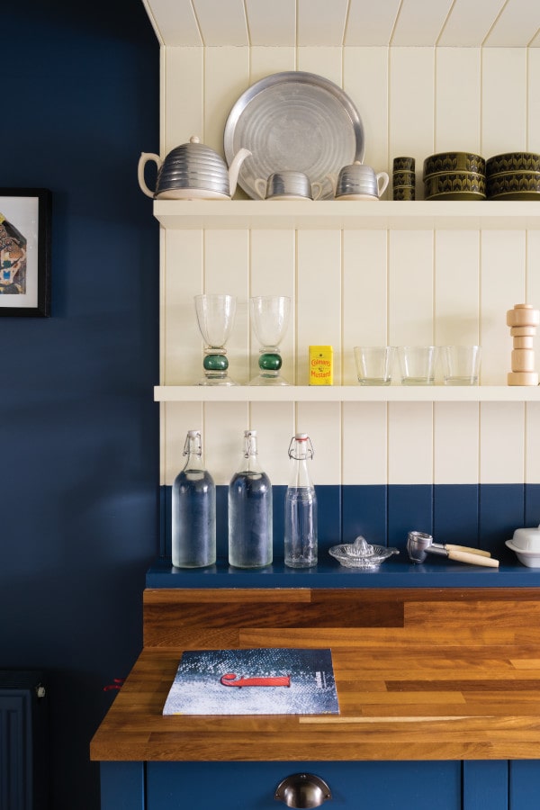 Blaue Wandfarbe in der Küche mit weißen Paneelen